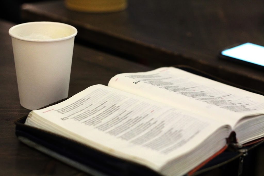 Bijbel opengeslagen koffie